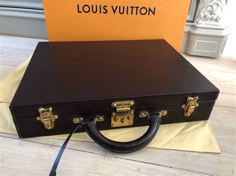 louis vuitton taiga case